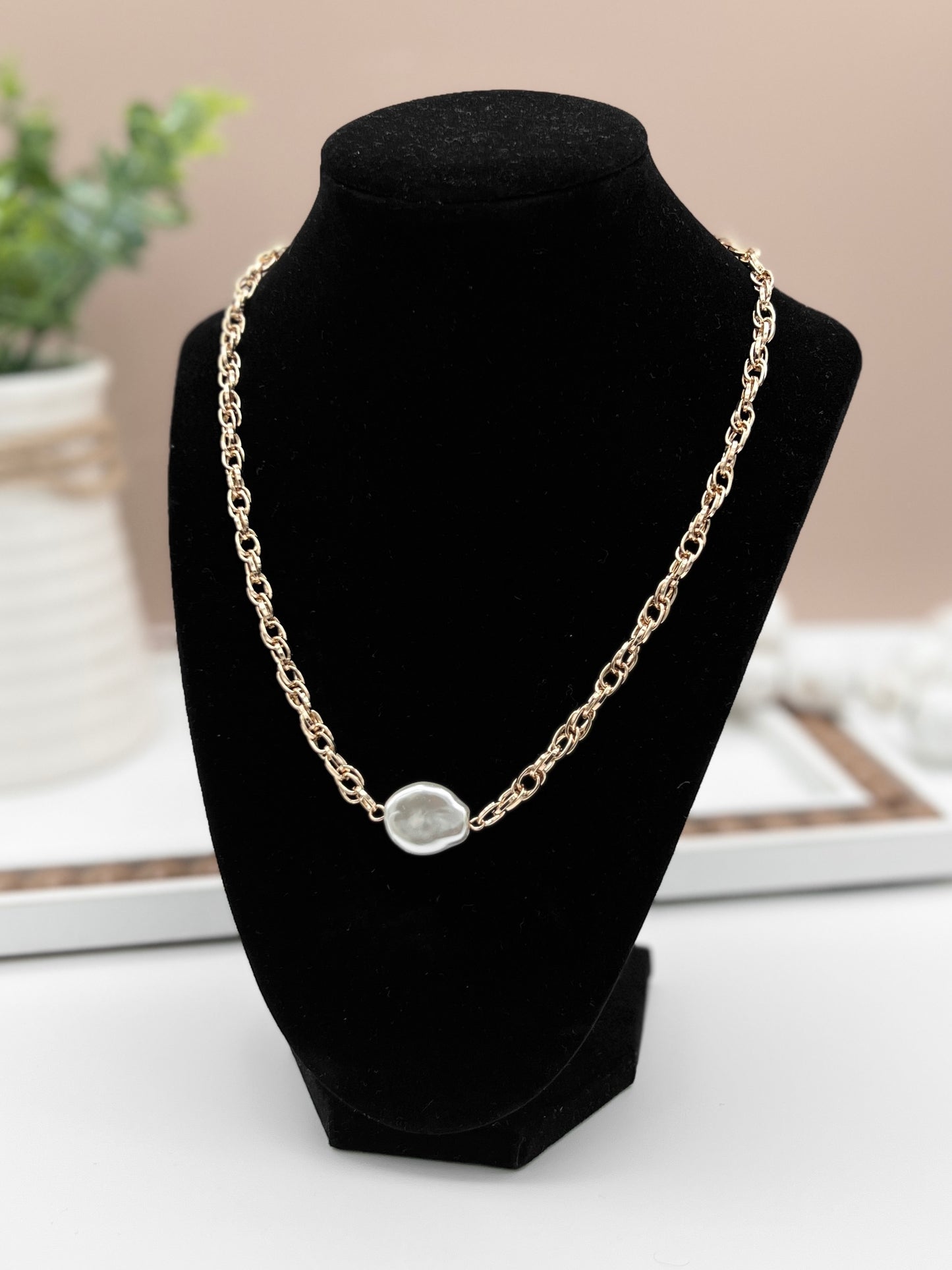 Hit The Curve Gold Pearl Necklace
