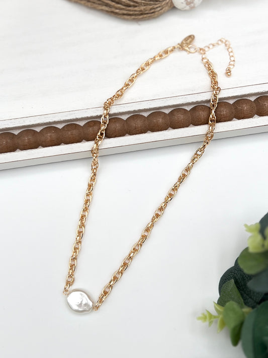 Hit The Curve Gold Pearl Necklace