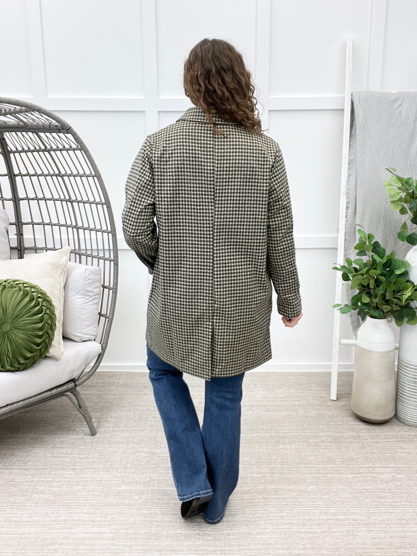 Back view of women's black and cream houndstooth coat featuring an allover pattern, long sleeves, and center back vent.